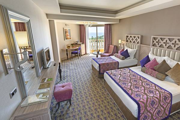 Doppelbettzimmer im Royal Alhambra Palace Hotel mit zwei Betten, Fernseher, Schreibtisch und Balkon.
