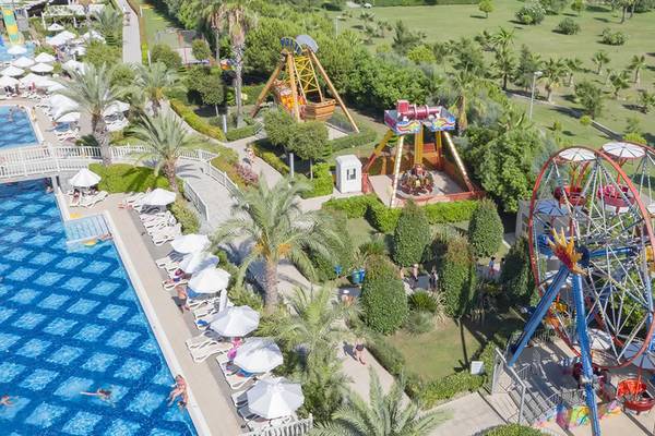 Luftaufnahme des Royal Alhambra Palace Freizeitparks mit Pool, Fahrgeschäften und umliegenden Gärten.