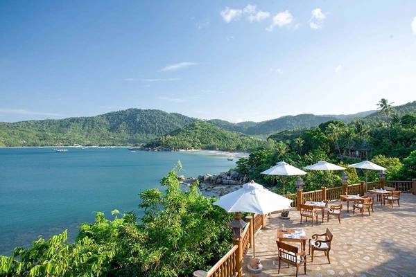 Aussicht auf das Meer und die Berge vom Santhiya Koh Phangan Resort & Spa.