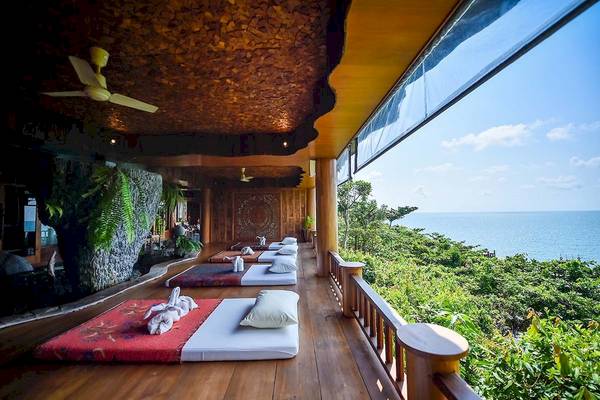 Balkon mit Betten und Aussicht auf das Meer im Santhiya Koh Phangan Resort & Spa.