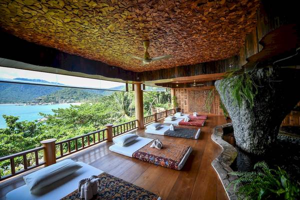 Terrasse im Santhiya Koh Phangan Resort & Spa mit Blick auf das Meer und die Berge