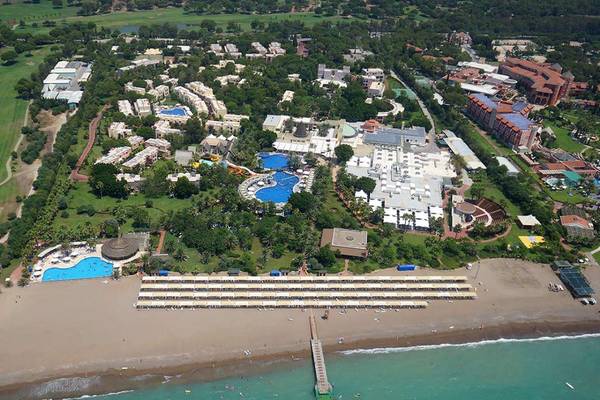 Luftaufnahme des Magic Life Belek Hotels mit Pools, Gebäuden und Strand