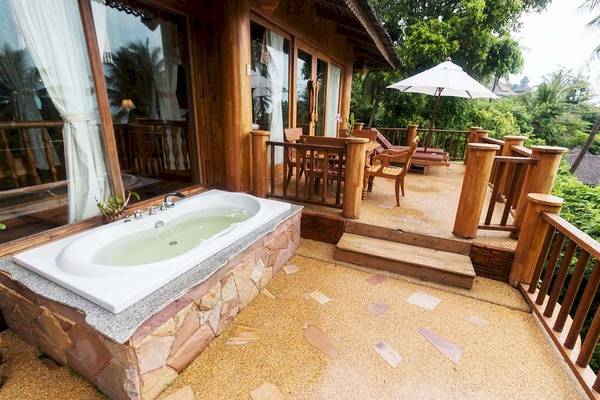 Balkon mit Badewanne und Tisch im Santhiya Koh Phangan Resort & Spa