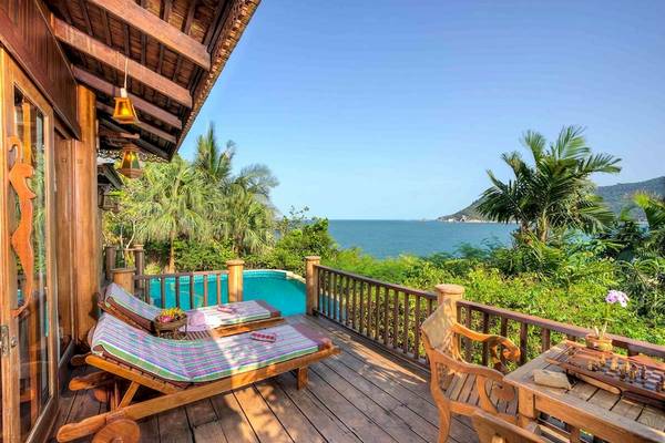 Holzterrasse mit Pool und Meerblick im Santhiya Koh Phangan Resort & Spa