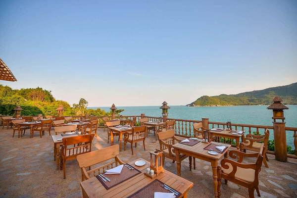 Außenterrasse des Santhiya Koh Phangan Resort mit Blick auf das Meer