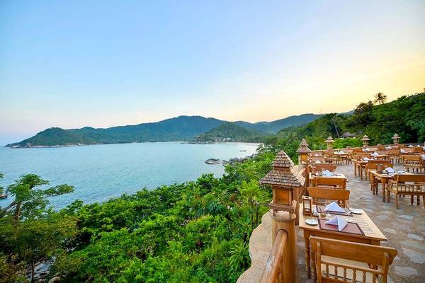 Außenterrasse des Santhiya Koh Phangan Resort & Spa mit Blick auf das Meer und die Berge