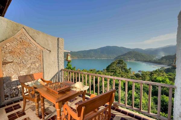 Balkon mit Aussicht auf Meer im Santhiya Koh Phangan Resort & Spa