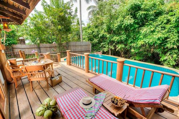 Holzterrasse mit Pool im Santhiya Koh Phangan Resort & Spa