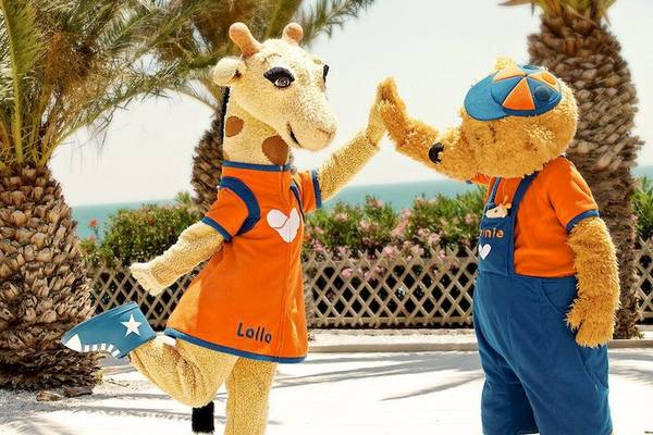 Mascots von Ostria Resort & Spa treffen sich vor Palmen und Meer