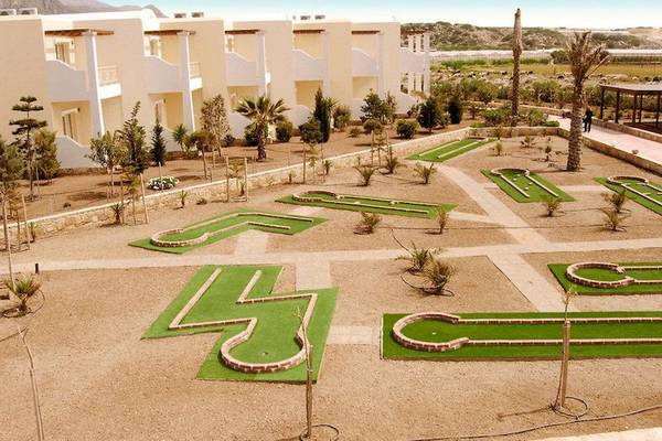 Minigolf-Kurs im Ostria Resort & Spa mit Blick auf die Hotelgebäude und Landschaft
