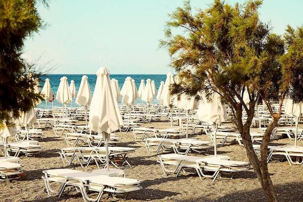 Strand des Ostria Resort & Spa mit vielen Sonnenliegen und Sonnenschirmen