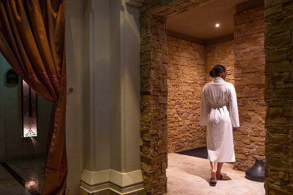 Frau im Saunabereich des Jumeirah Zabeel Saray Hotel