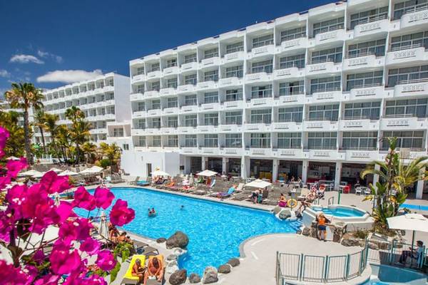 Abora Catarina by Lopesan Hotels Außenpool-Bereich mit vielen Gästen und Blumen.