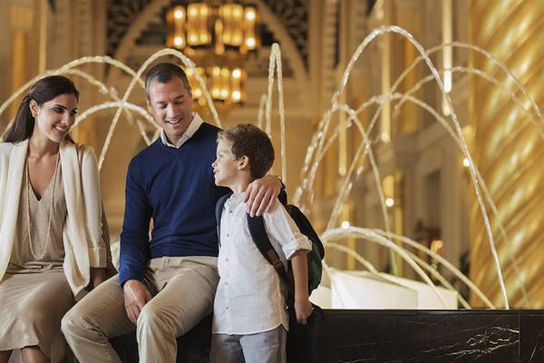 Familie vor dem Jumeirah Zabeel Saray Hotel vor einem Brunnen