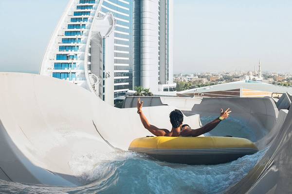 Person auf einer Wasserrutsche im Jumeirah Zabeel Saray Hotel