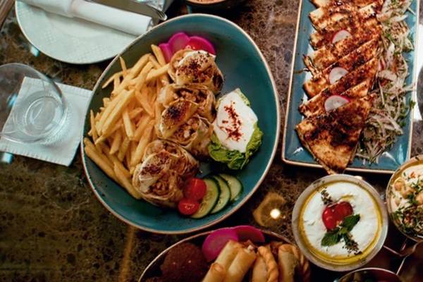 Buffet-Angebot im Jumeirah Zabeel Saray mit verschiedenen Gerichten wie Kebabs, Salaten und Beilagen.