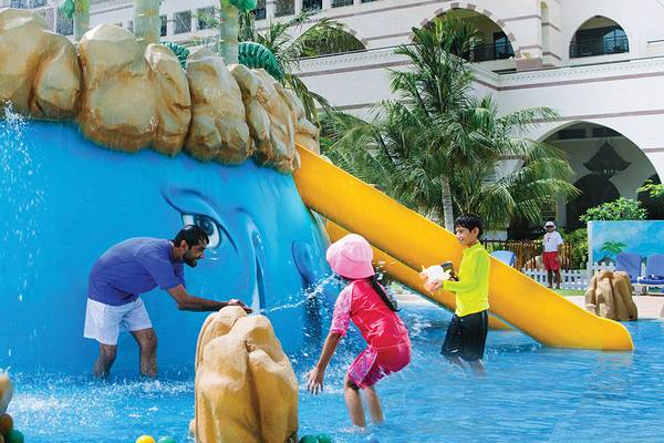 Familie im Schwimmbad des Jumeirah Zabeel Saray mit Wasserrutsche und Wasserfontäne