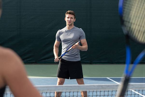 Tennisspieler auf dem Platz im Hotel Jumeirah Zabeel Saray.