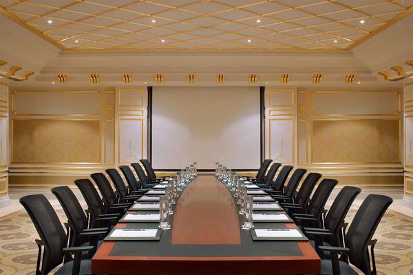 Konferenzraum im Jumeirah Zabeel Saray mit langem Tisch und Projektionswand