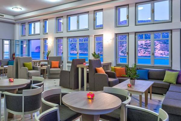 Loungebereich des Fodele Beach & Water Park Holiday Resort mit Blick auf das Meer.