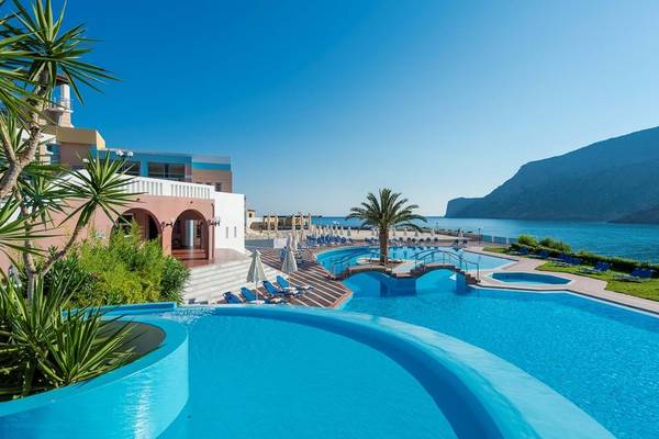 Außenbereich des Fodele Beach & Water Park Holiday Resort mit Swimmingpools und Blick aufs Meer