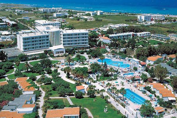 Luftaufnahme des Atlantis Beach Hotel in Kos mit Swimmingpools und Hotelgebäuden.