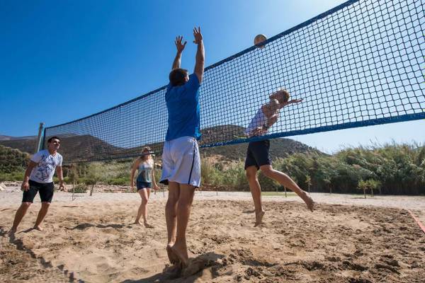 Einige Personen spielen Volleyball am Strand des Fodele Beach & Water Park Holiday Resort.