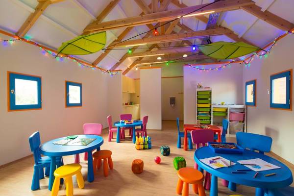 Kinderzimmer im Fodele Beach & Water Park Holiday Resort mit bunten Tischen und Stühlen.