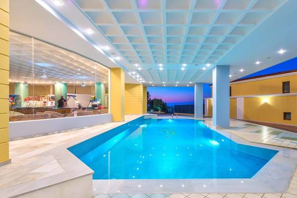 Innenpool des Fodele Beach & Water Park Holiday Resort bei Nacht