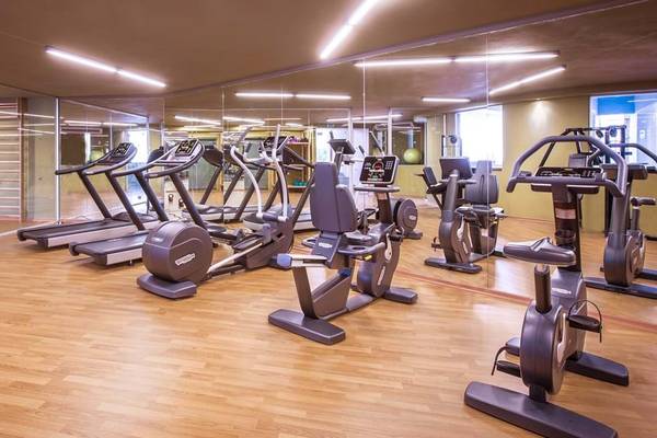 Fitnessraum im Fodele Beach & Water Park Holiday Resort mit verschiedenen Geräten und Trainingsbereichen.