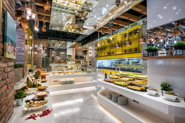 Innenansicht des Restaurants im Fodele Beach & Water Park Holiday Resort mit Buffet.