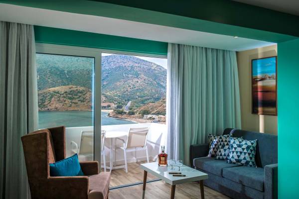 Innenraum des Fodele Beach & Water Park Holiday Resort mit Meerblick.
