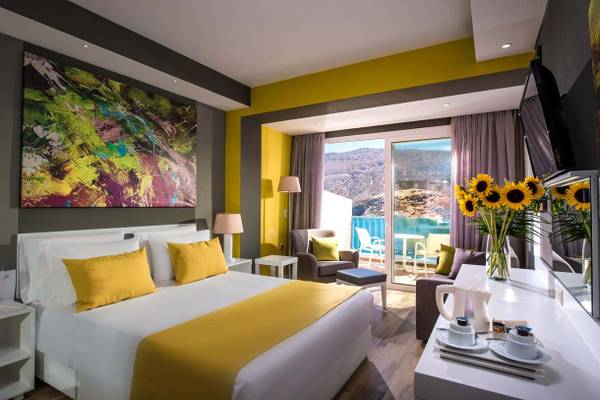 Schlafzimmer im Fodele Beach & Water Park Holiday Resort mit Blick auf die Berge