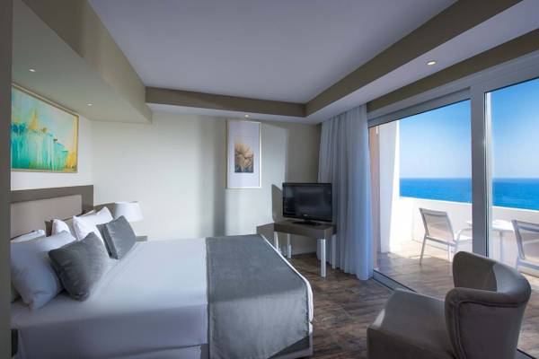 Zimmer im Fodele Beach & Water Park Holiday Resort mit Meerblick und Balkon.