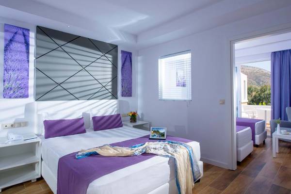 Hotelzimmer im Fodele Beach & Water Park Holiday Resort mit zwei Betten und einem Balkon.
