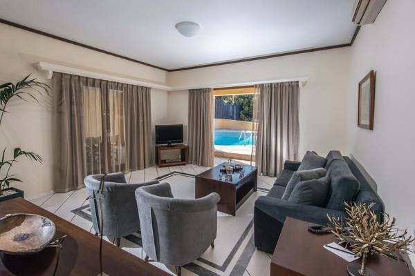 Wohnzimmer des Fodele Beach & Water Park Holiday Resorts mit Blick auf den Pool.