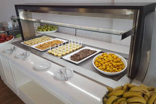Frühstücksbuffet im Aktea Beach Village Hotel mit verschiedenen Gebäcken, Früchten und Desserts.