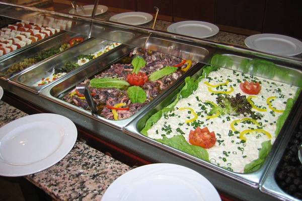 Buffet-Tisch mit verschiedenen Speisen im Aktea Beach Village Hotel.