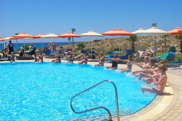 Ein Pool im Aktea Beach Village Hotel mit Menschen, die Aqua-Aerobic machen.