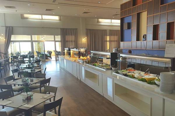 Buffetbereich im Aktea Beach Village Hotel mit vielen Speisen und vollen Tellern.