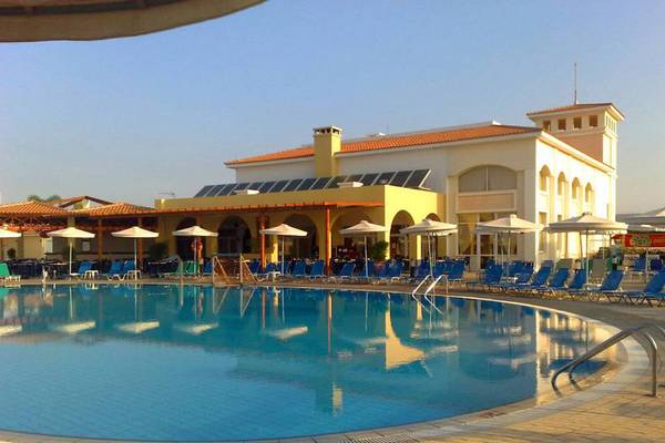 Außenpool des Aktea Beach Village Hotels mit Sonnenliegen und Sonnenschirmen