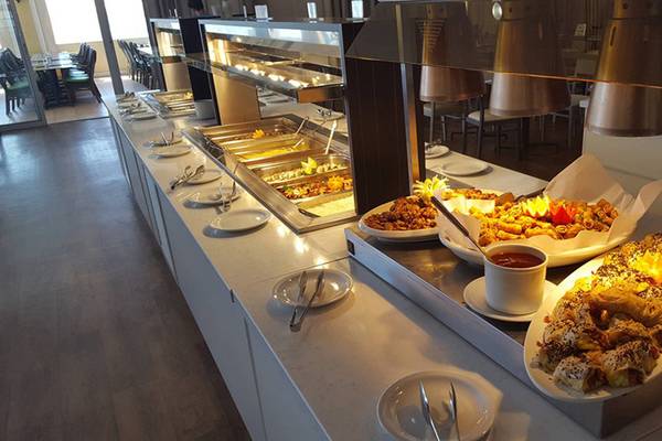 Buffettisch im Aktea Beach Village Hotel mit verschiedenen Gerichten und Saucen.
