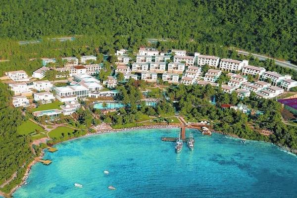 Aussenansicht des Rixos Premium Bodrum Hotels mit Pool und Meer