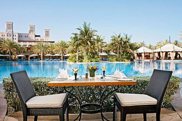 Außentisch am Pool im Jumeirah Dar Al Masyaf Hotel.