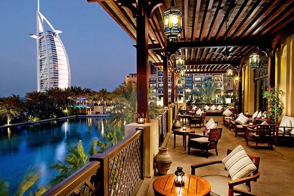 Terrasse des Jumeirah Dar Al Masyaf Hotels mit Burj Al Arab im Hintergrund