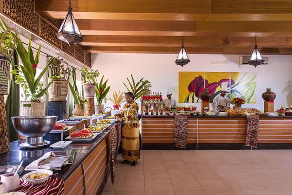 Buffetbereich im Bahari Zanzibar Hotel mit vielen Speisen und Angestellten.