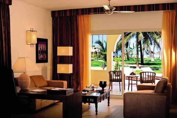 Wohnzimmer mit Aussicht auf den Garten im Bahari Zanzibar Hotel.