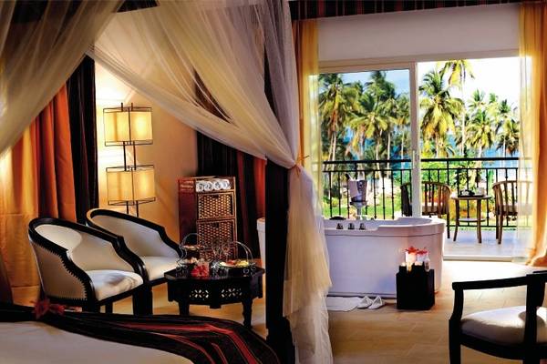 Hotelzimmer im Bahari Zanzibar mit Balkon, Badewanne und Meerblick.