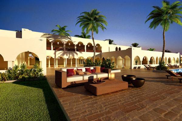 Außenbereich des Bahari Zanzibar Hotels mit Loungemöbeln, Pool und Palmen