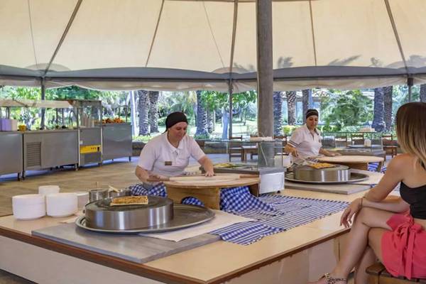 Workshop zur Pizzazubereitung im Royal Wings Hotel unter einem Zelt